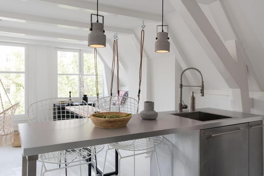 Two Bedroom Apartment In Historic Canalhouse From 1618 - City Centre Amsterdam Bagian luar foto
